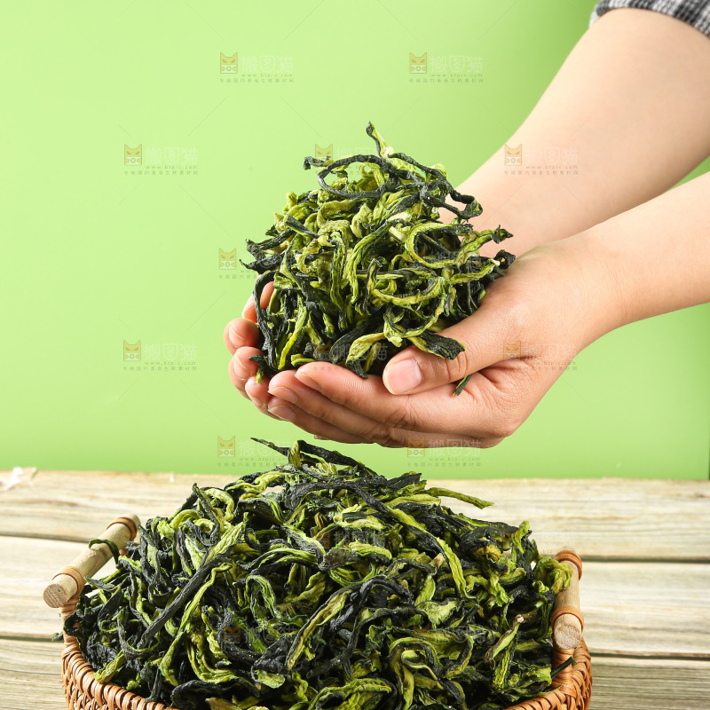 深底上的干黄瓜条