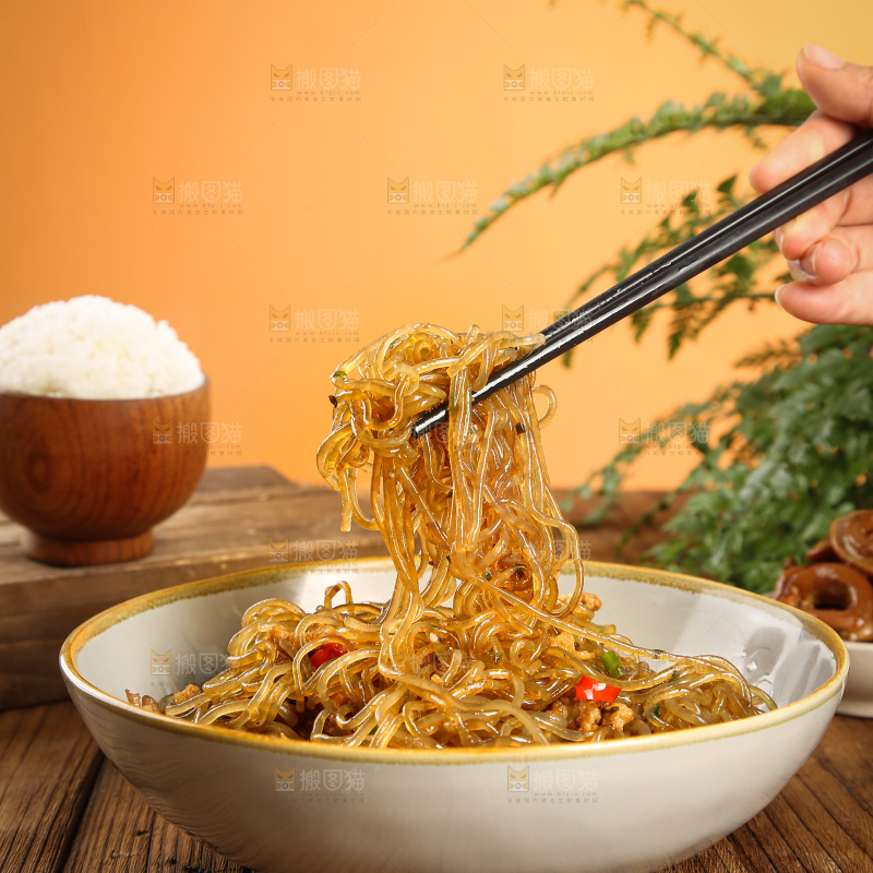 深底上的肉末粉条
