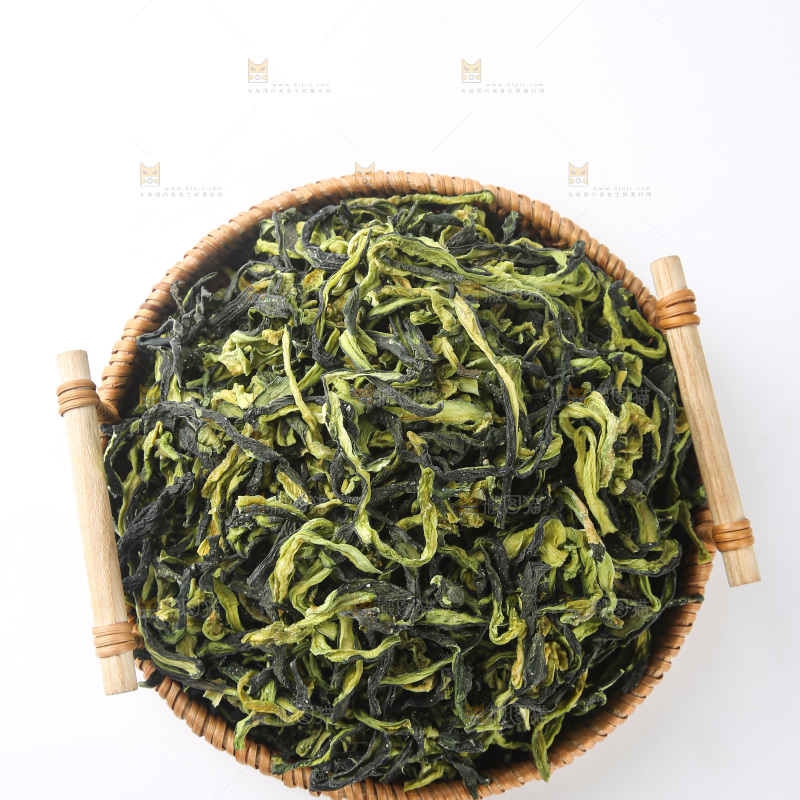 白底上的干黄瓜条