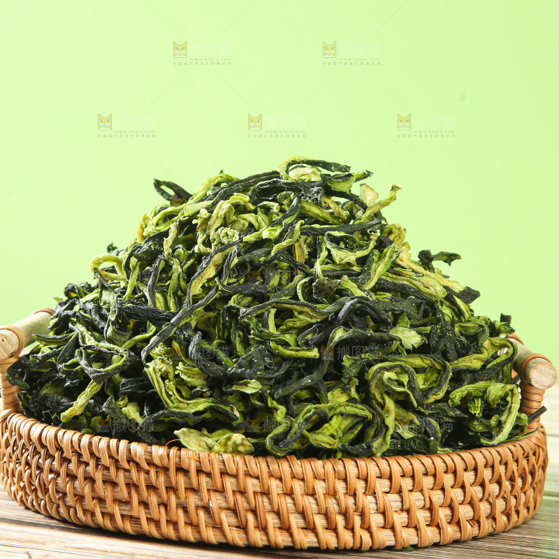 深底上的干黄瓜条