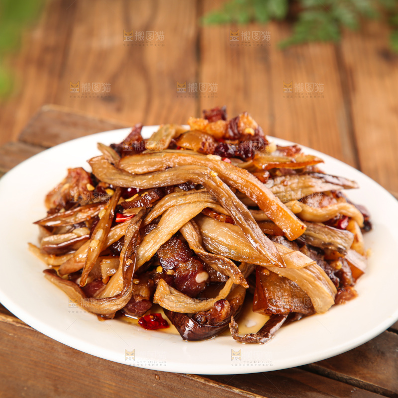 盘子里的茄子干炒腊肉