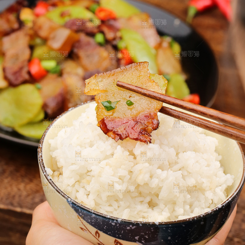 盘子里的腊肉炒莴笋