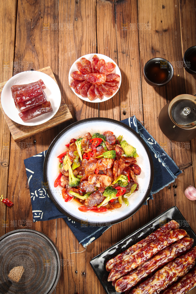 盘子里的炒腊肠