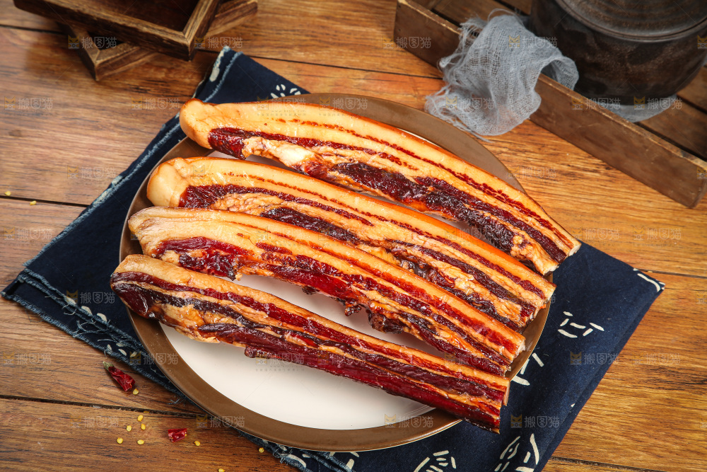 深底上的烟熏腊肉