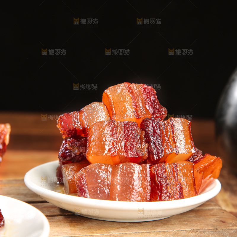 深底上的烟熏腊肉