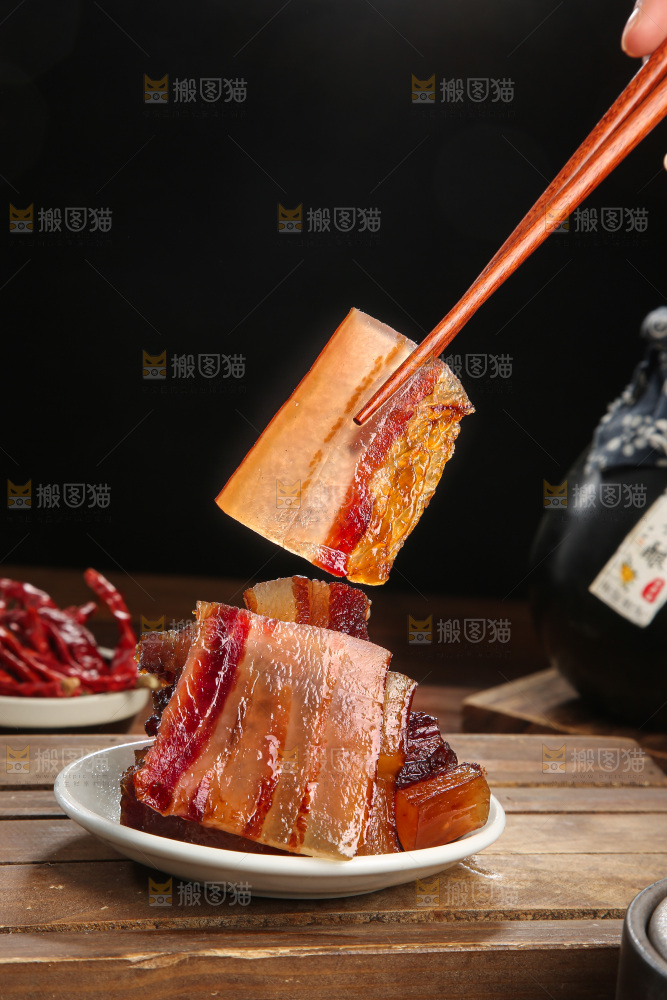 深底上的烟熏腊肉