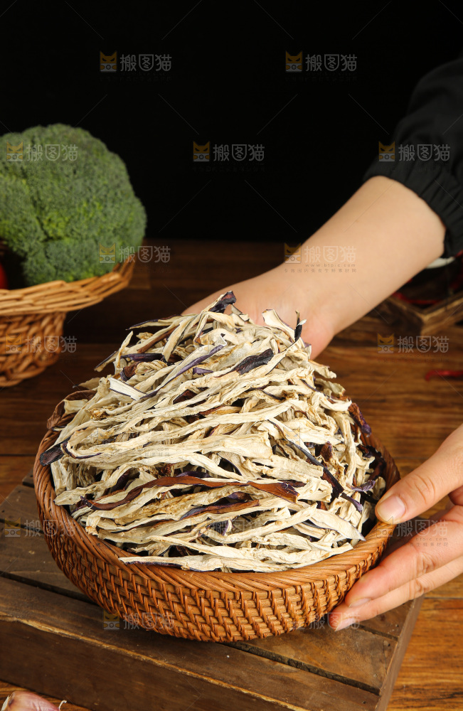 木底上的茄子干