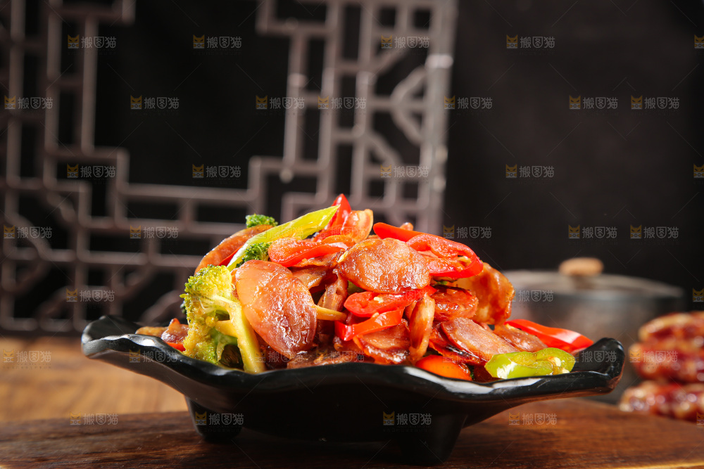 盘子里的炒腊肠