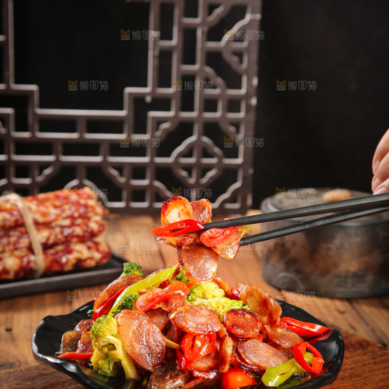 盘子里的炒腊肠