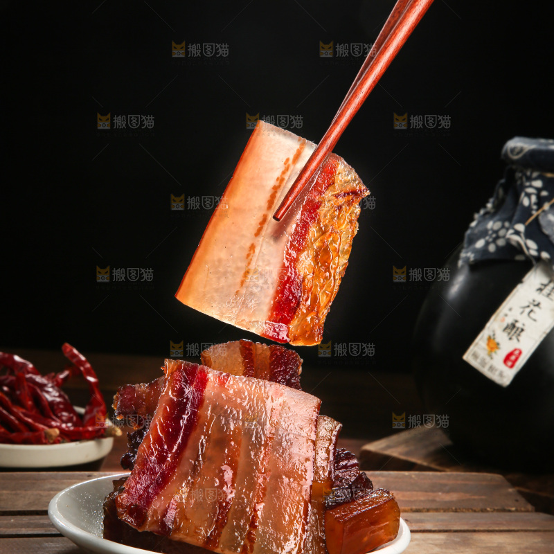 深底上的烟熏腊肉
