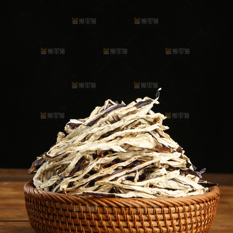 木底上的茄子干