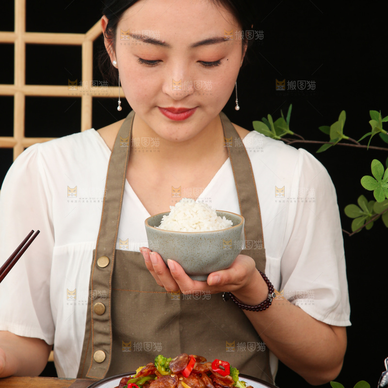 盘子里的炒腊肠