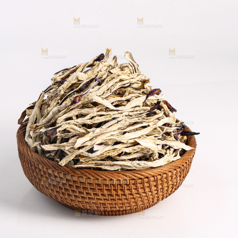 白底上的茄子干
