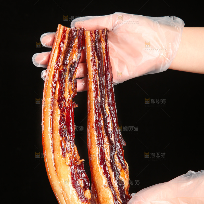 深底上的烟熏腊肉
