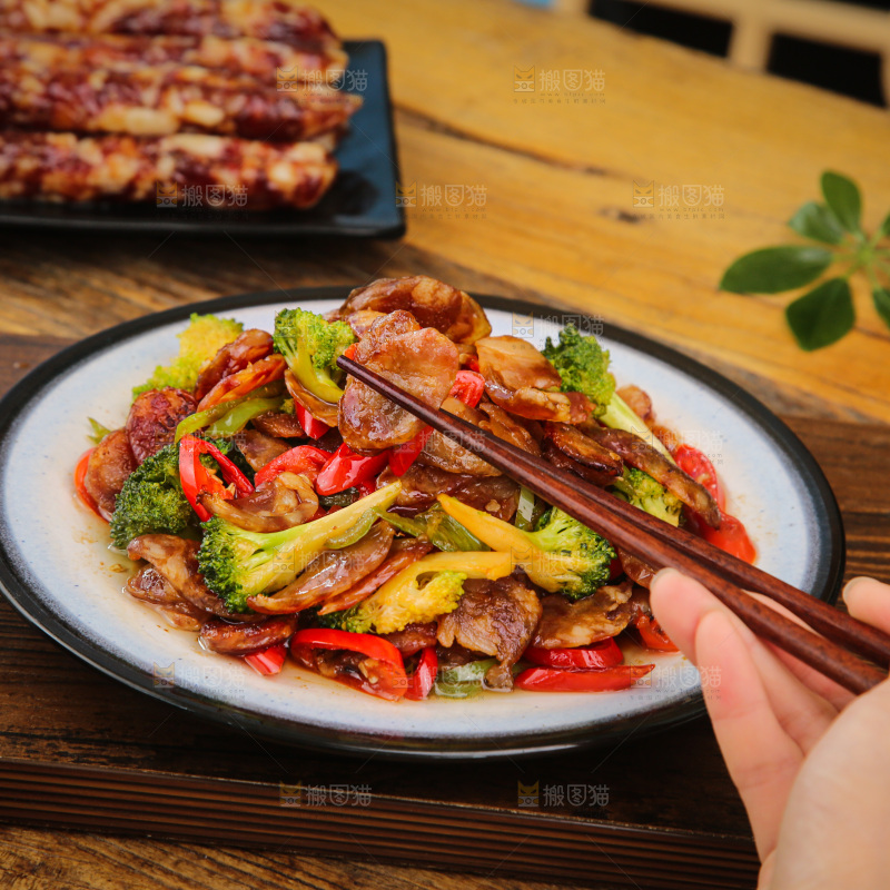 盘子里的炒腊肠