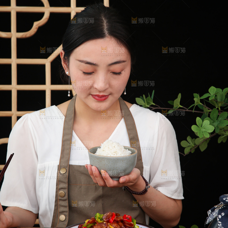 盘子里的炒腊肠