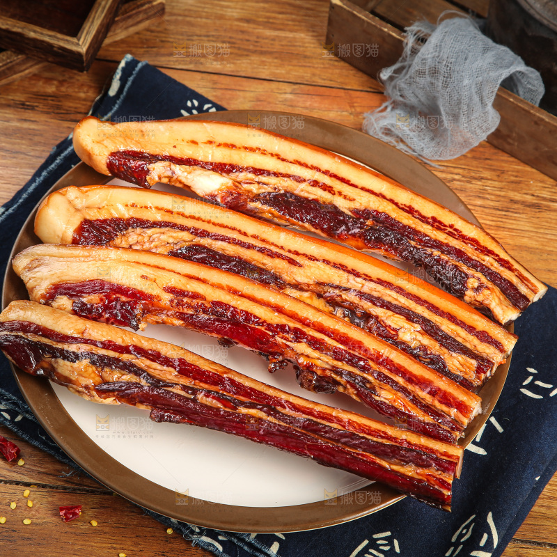 深底上的烟熏腊肉