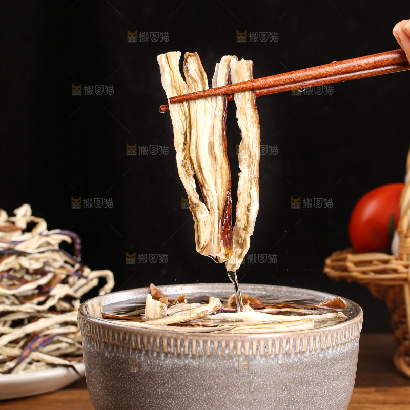 木底上的茄子干