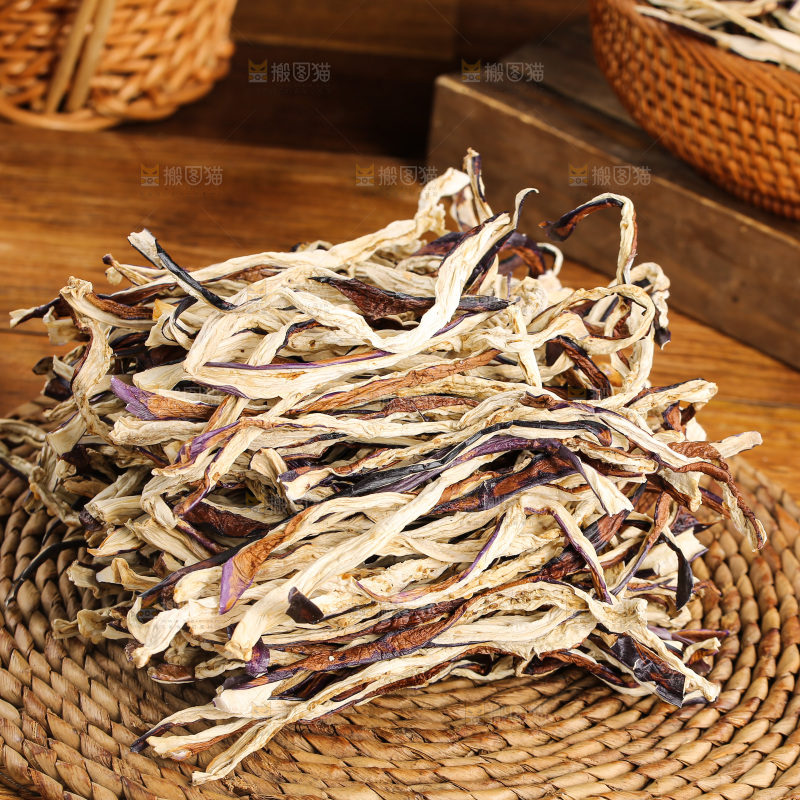 木底上的茄子干