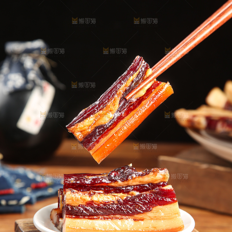 深底上的烟熏腊肉