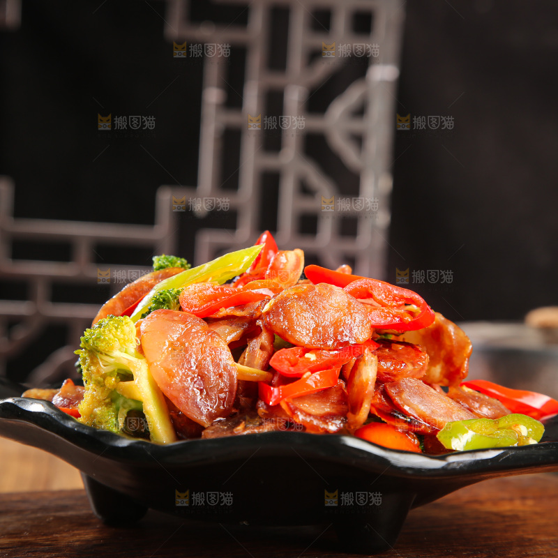 盘子里的炒腊肠