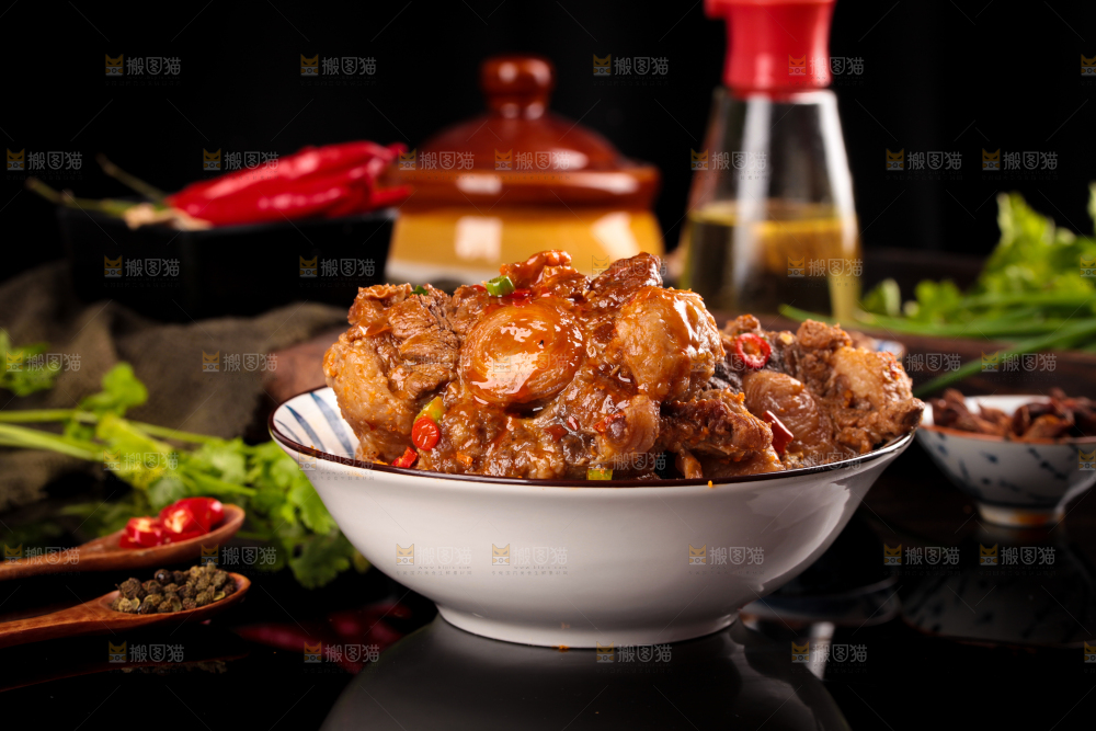 深底上的辣炖牛尾