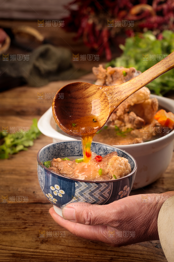 深底上的辣炖牛尾