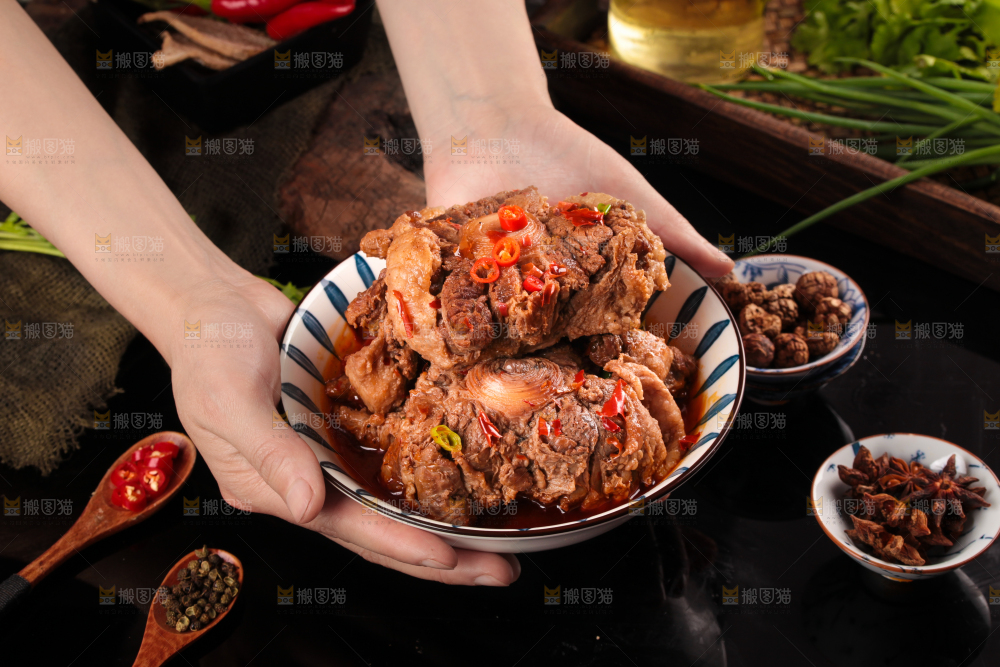 深底上的辣炖牛尾