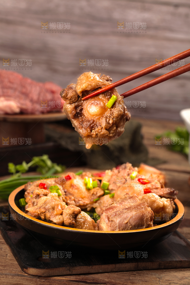 深底上的辣炖牛尾
