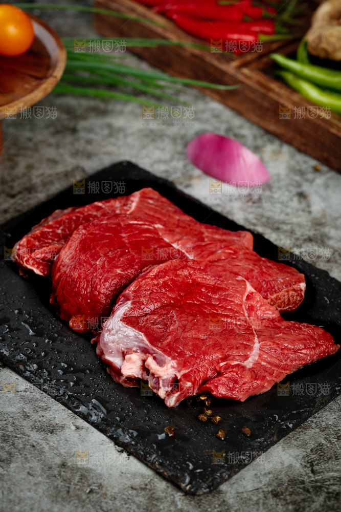 深底上的新鲜牛肉