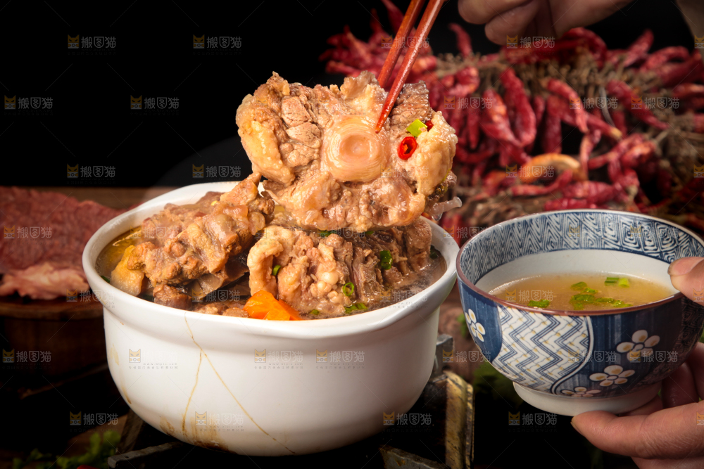 深底上的辣炖牛尾
