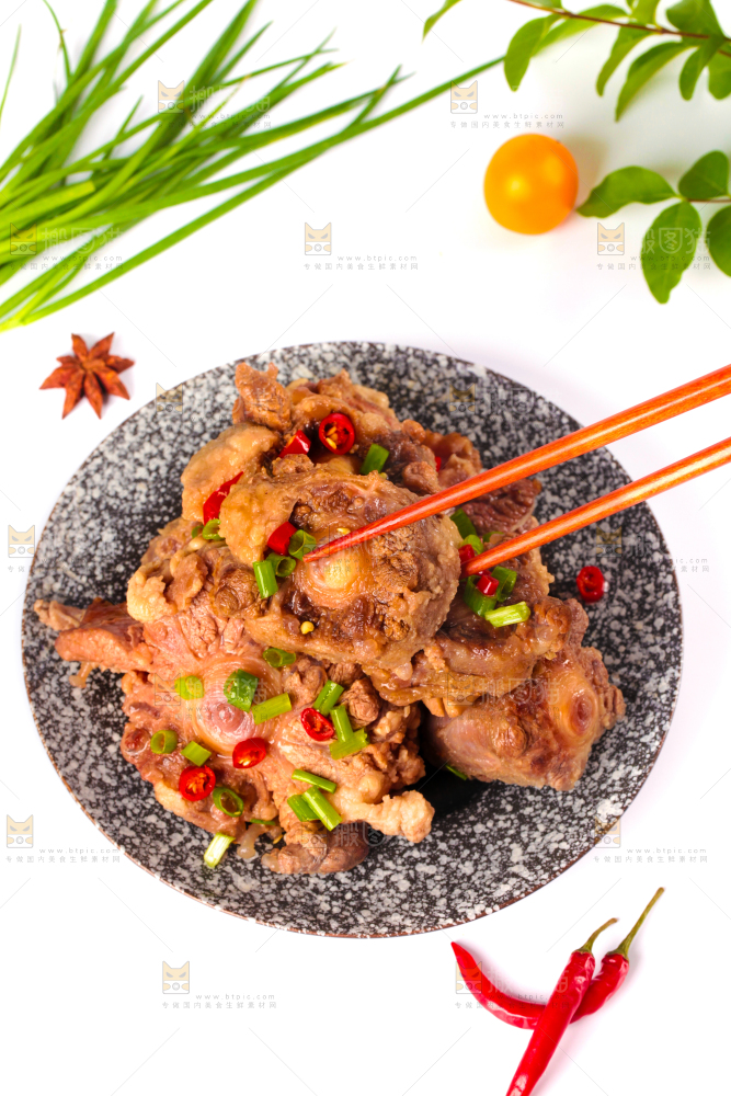 白底上的辣炖牛尾