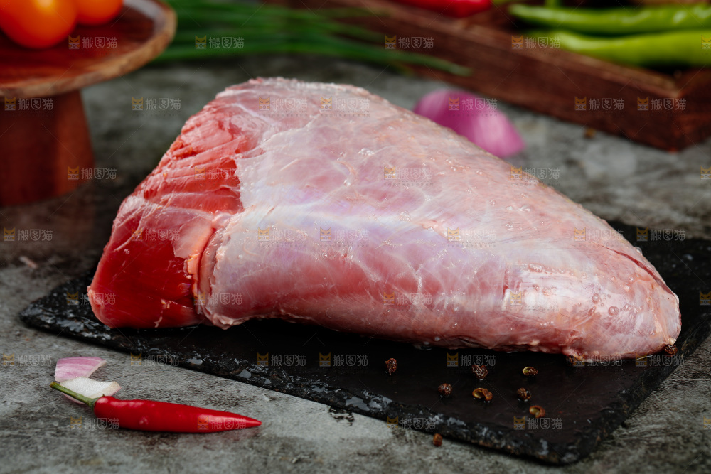 深底上的新鲜牛肉