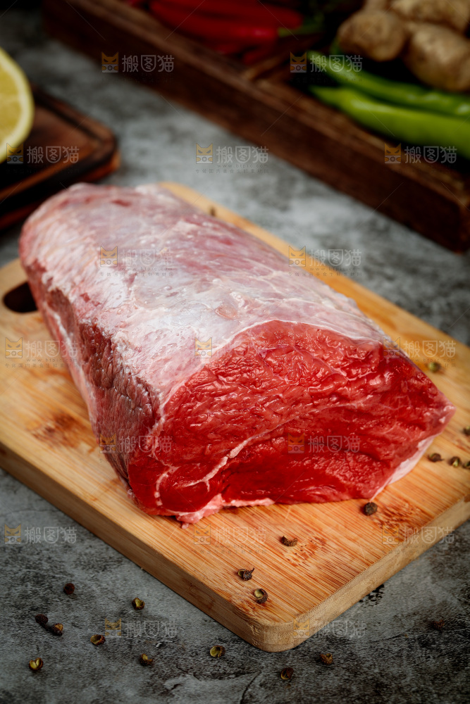 深底上的新鲜牛肉