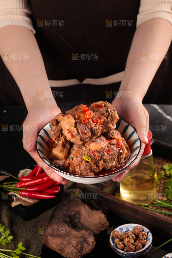 深底上的辣炖牛尾
