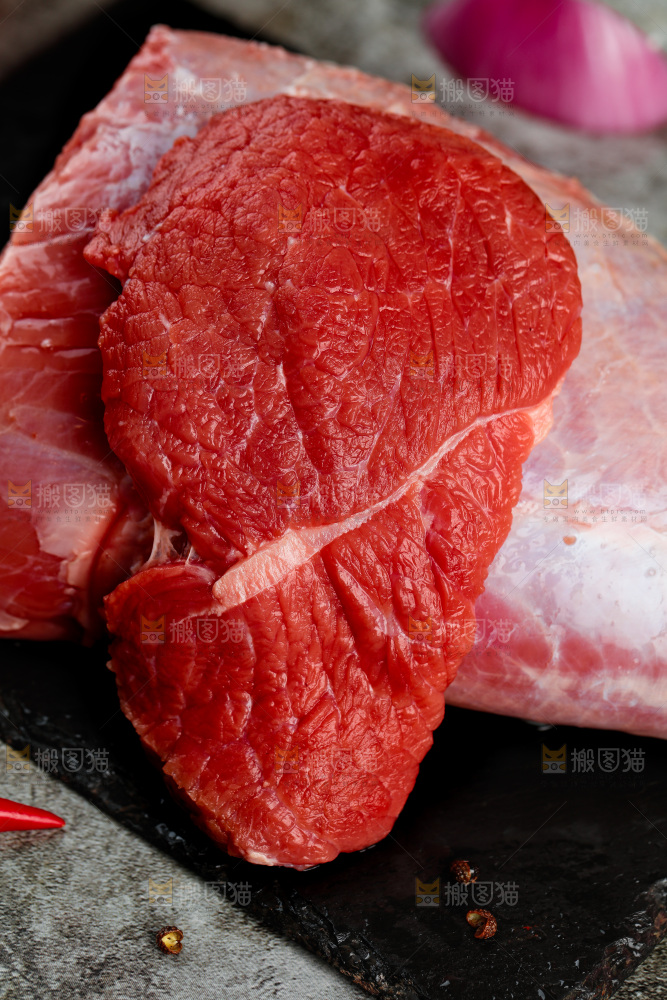 深底上的新鲜牛肉