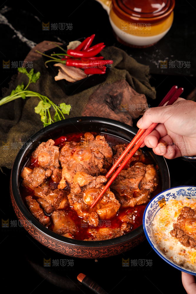 深底上的辣炖牛尾