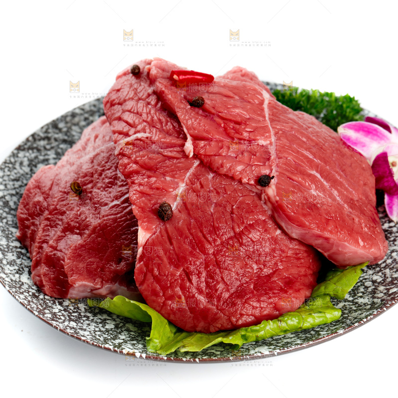 白底上的新鲜牛肉