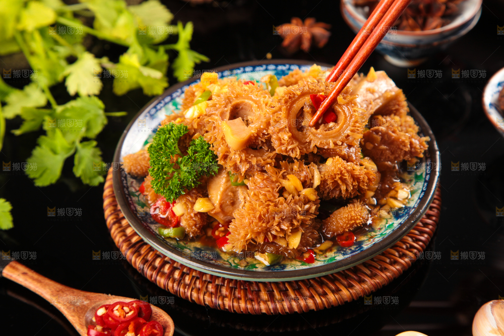 深底上的香辣牛肚