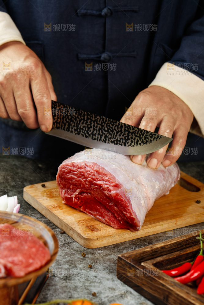 深底上的新鲜牛肉