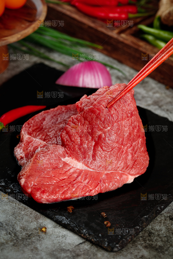 深底上的新鲜牛肉