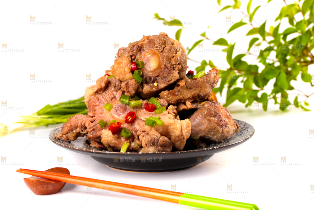 白底上的辣炖牛尾