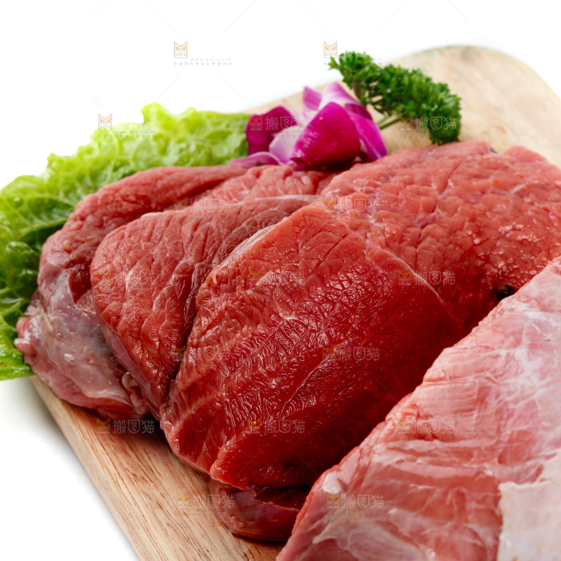 白底上的新鲜牛肉