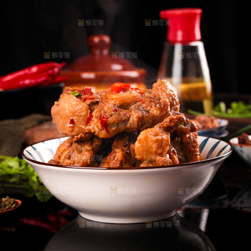 深底上的辣炖牛尾