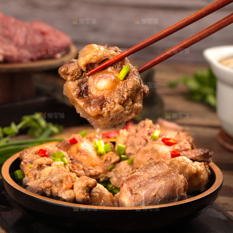 深底上的辣炖牛尾