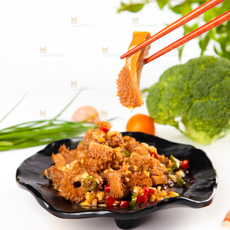 白底上的香辣牛肚