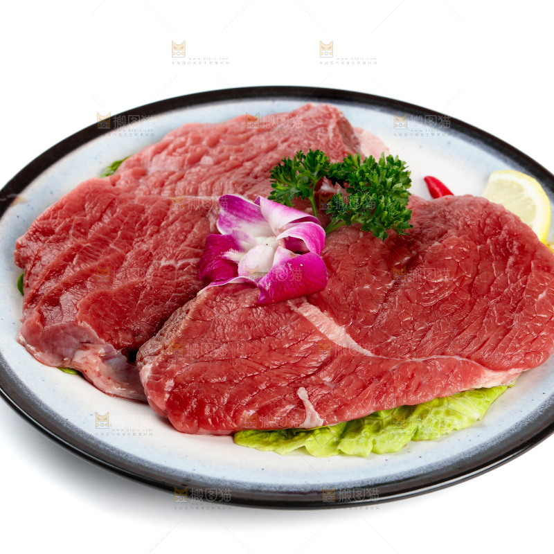 白底上的新鲜牛肉