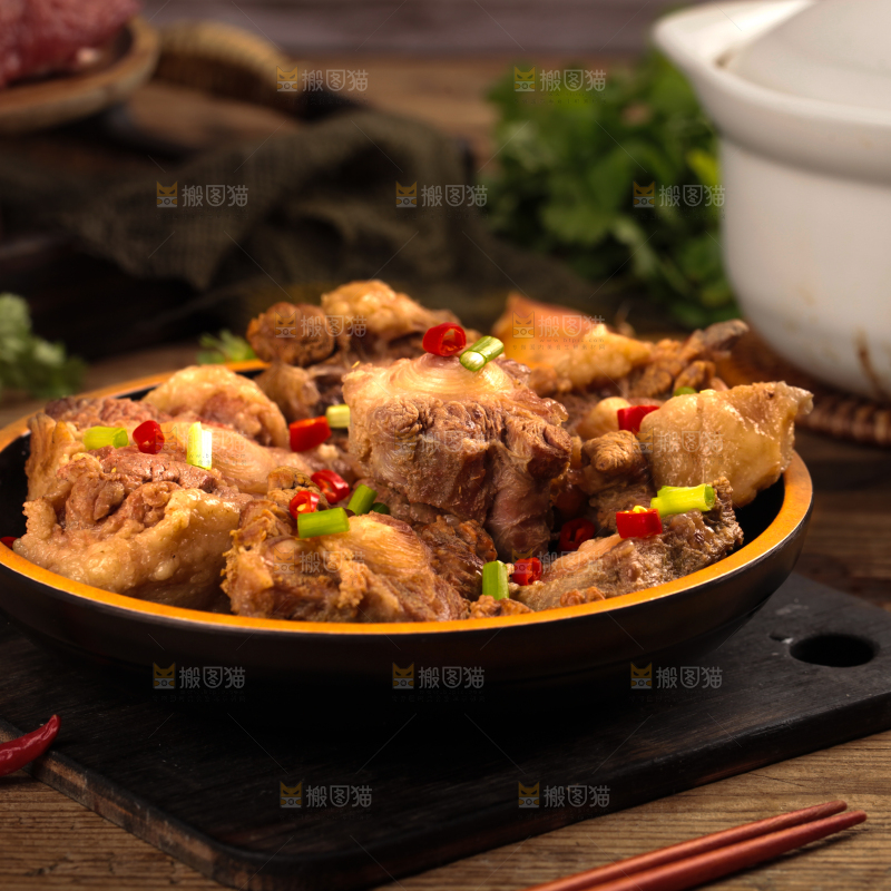 深底上的辣炖牛尾