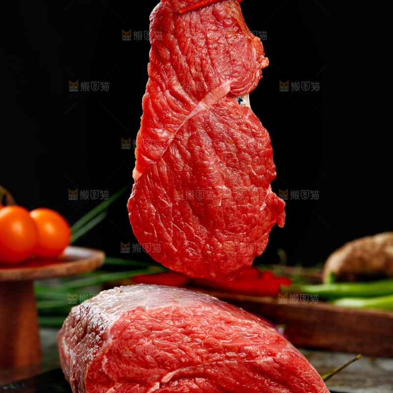 深底上的新鲜牛肉