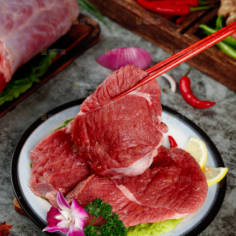 深底上的新鲜牛肉